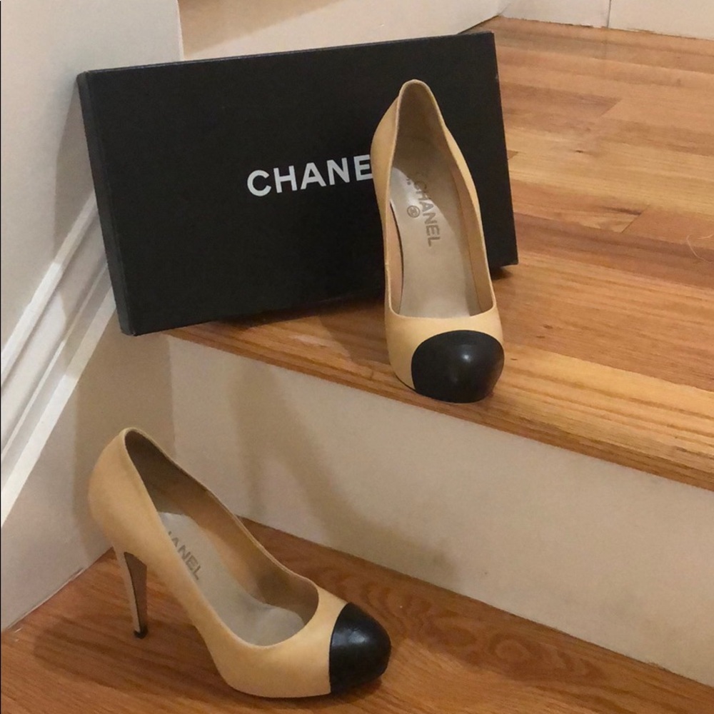 Chanel
Beige and Black Escarpins